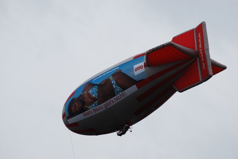 Dieser Zeppelin mit sexy Bikini Werbung flog ber den Hamburger Hafengeburtstag am 09.05.09