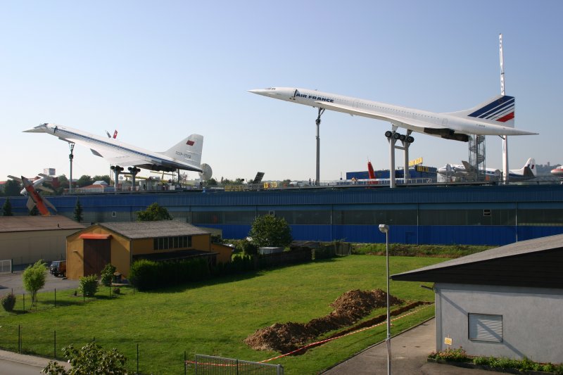 Dieses Bild entstand auf dem Foto-Balkon des Ausstellungs-Gebudes (FORUM) der Firma al bohn Fenster-Systeme GmbH. Bester Blick auf die Concorde des Technik-Museum Sinsheim.
Auf der Firmen-Website http://www.albohn.de/webcam gibt es im brigen einen Live-Stream auf die Concorde!