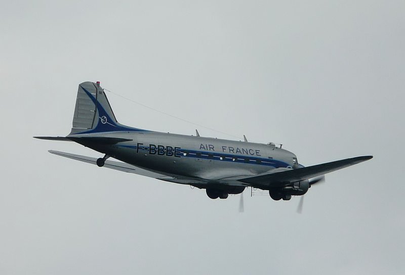 Diese DC-3 tr�gt auf der einen Seite einen Air France