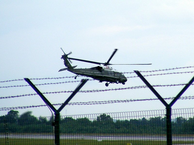  Marine One (Sikorsky UH-60 Black Hawk) fliegt Obama von Dresden