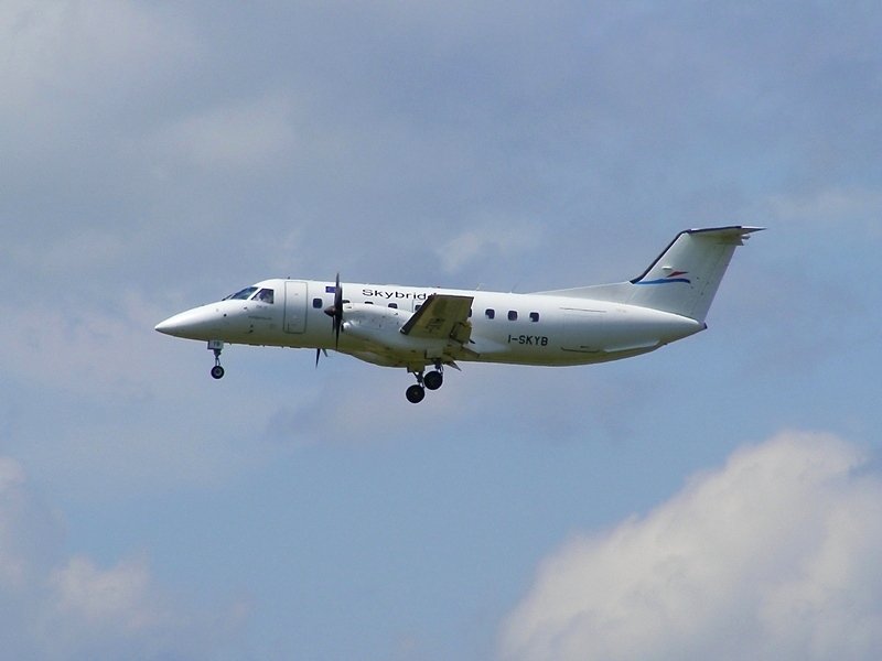 Eine EMB-120 von Skybridge (I-SKYB) am 7.6.2009 im Anflug auf