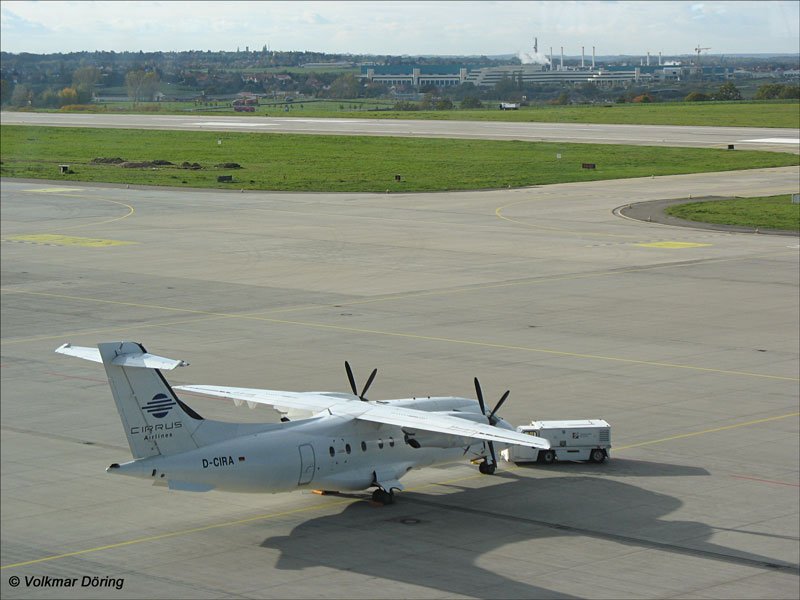 Eine Dornier 328-110 der CIRRUS-Airlines auf dem Flughafen Dresden-Klotzsche vor