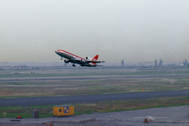 Die Lockheed-TriStar hat soeben von der Startbahn abgehoben.
D�sseldorf 1976 