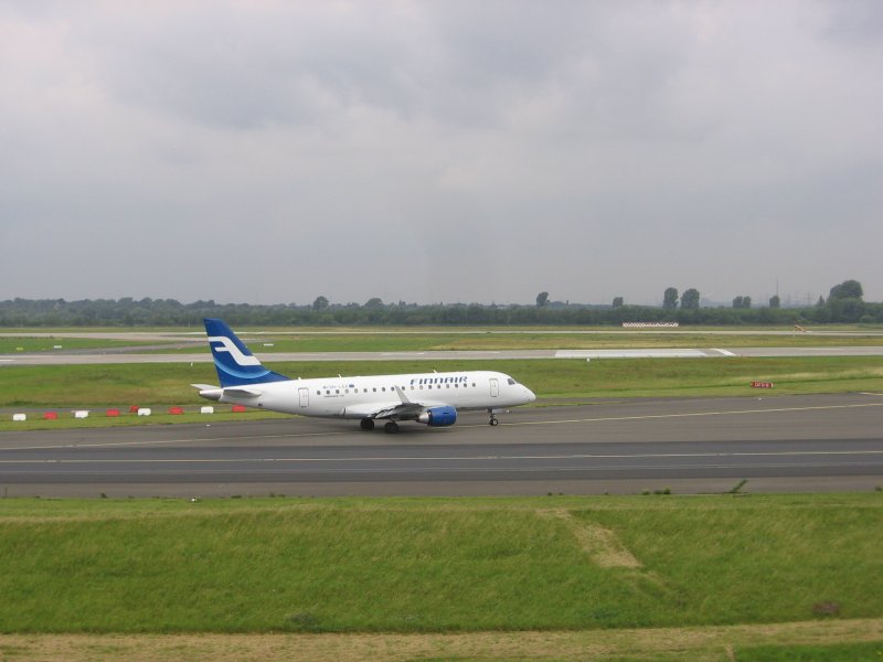 Eine Embraer 170 der Finnair ist auf dem Weg zur