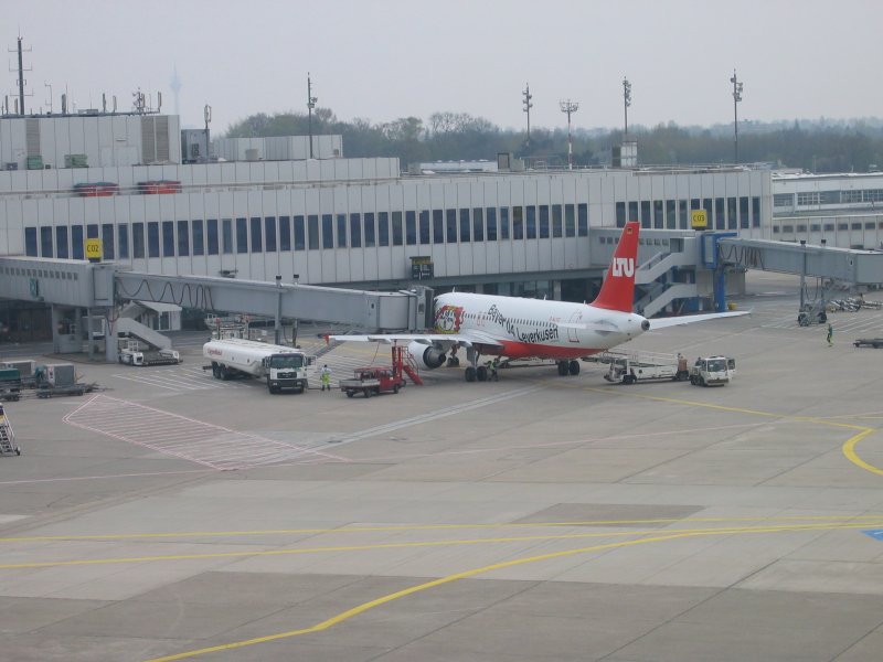 Bayer Leverkusen Boeing 737-800 am D�sseldorfer Flughafen 