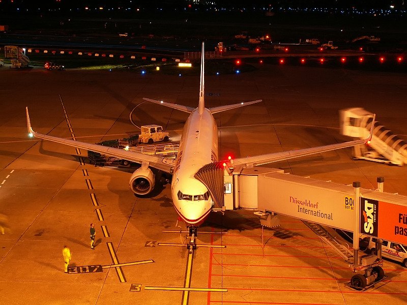 Die D-ABAP steht hier am Gate. Die mobile Treppe wird