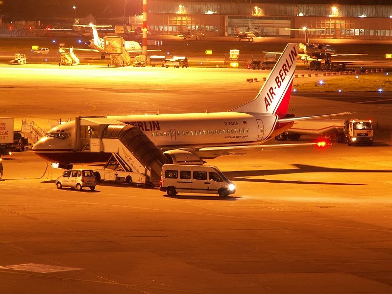 Auf einer Au�enposition wartet diese 737 von Air Berlin auf