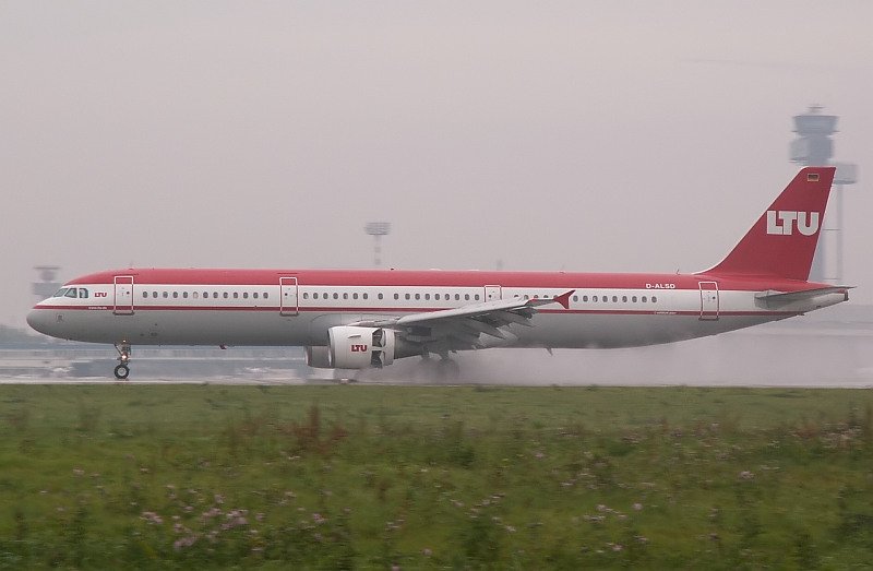 Die D-ALSD landet auf der 05L in D�sseldorf. Beim Einsatz
