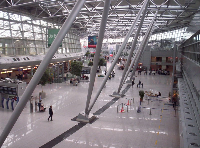 Der D�sseldorfer Flughafen von innen. Terminal C im Sommer 2005