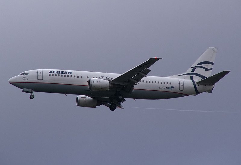 Bei diesigem, dunklen Wetter setzt diese 737 von Aegean zur