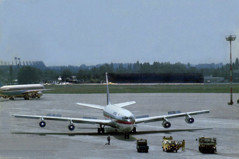 Boeing 707 auf dem Gel�nde des Flughafens D�sseldorf-Lohausen.
Im Hintergrund links