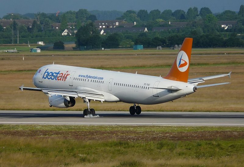 Touchdown auf der 23L des D�sseldorfer Flughafens. Das Bild stammt