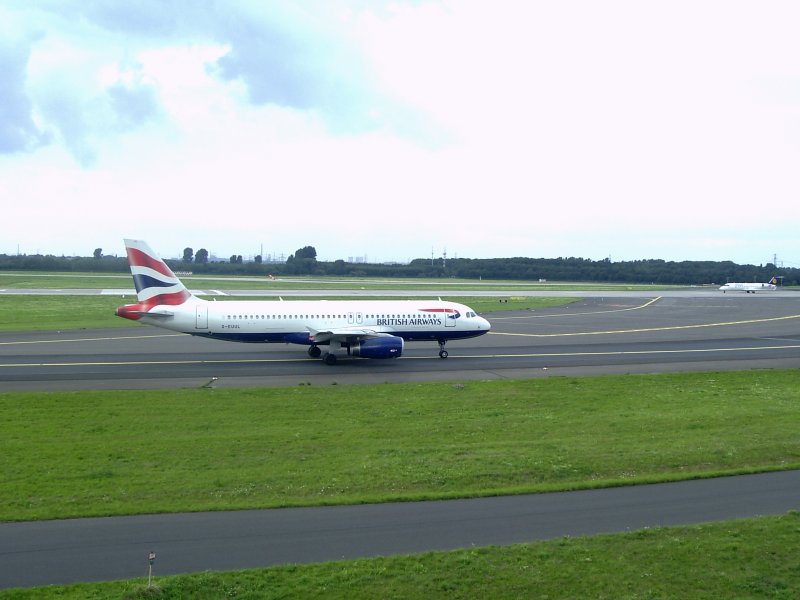 Die Maschine von British Airways fliegt gleich nach London Heathrow.