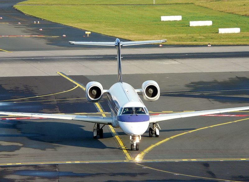 Kurz nach der Landung rollt dieser Embraer Jet von der