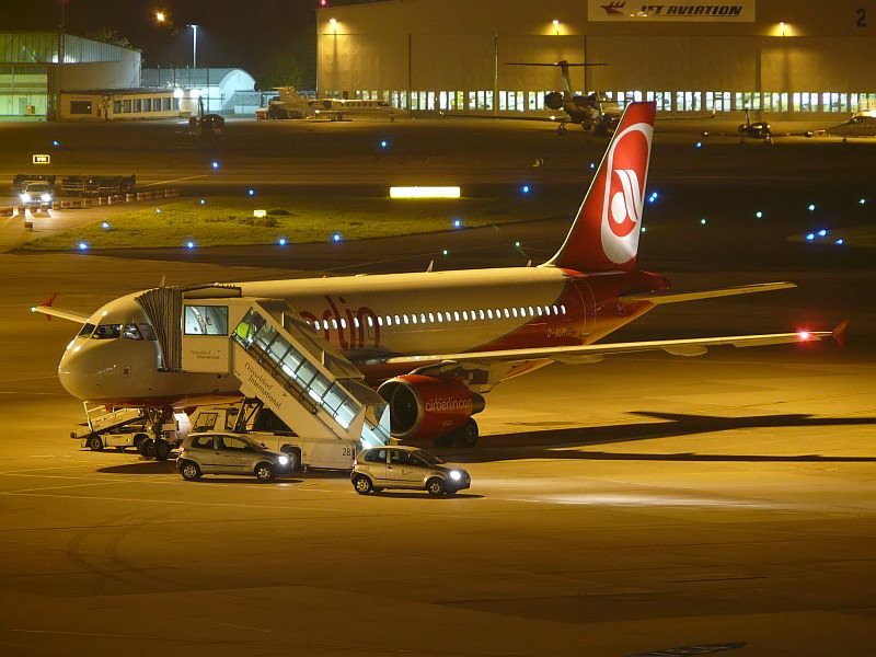 Kurz vor dem Start steht dieser Airbus in D�sseldorf. Das