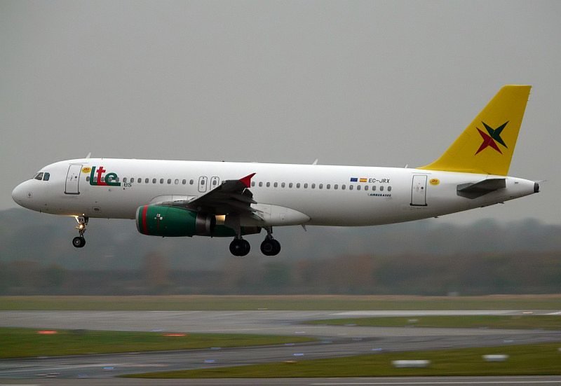 Bei tr�bem Wetter fliegt dieser LTE Airbus die Landebahn 23L
