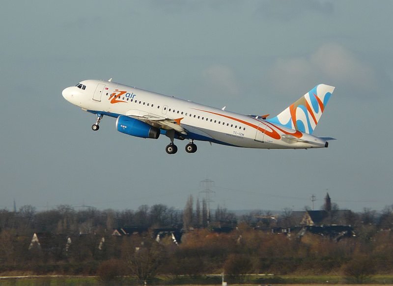Izair Airbus beim Start in D�sseldorf. Das Bild stammt vom