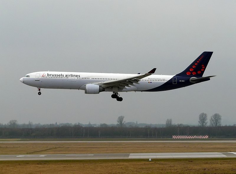 Dieser A330 von SN Brussels kommt zur Wartung nach D�sseldorf.