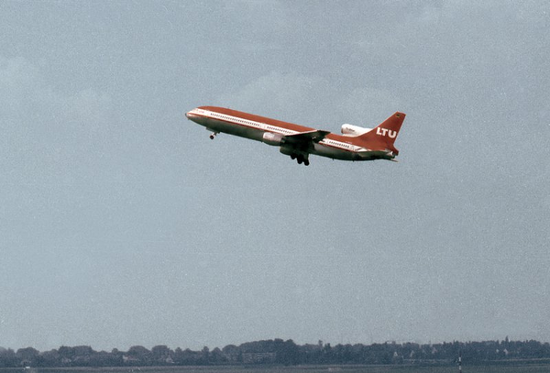Dsseldorf-Lohausen, 1976 (So nannte sich der Flughafen zur damaligen Zeit)
Lockheed-Tristar (D-AERA) im Abflug nach Nizza.