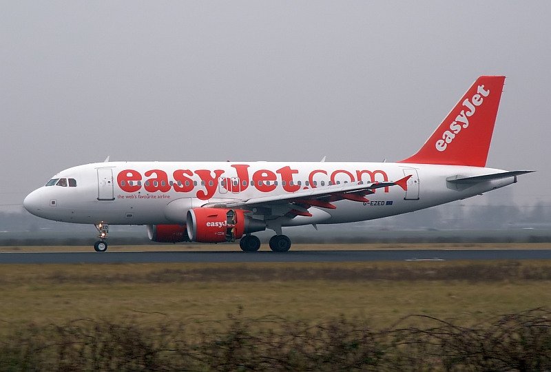 Mit ausgefahrenen Reversern verlangsamt dieser Airbus auf der Polderbaan. Das