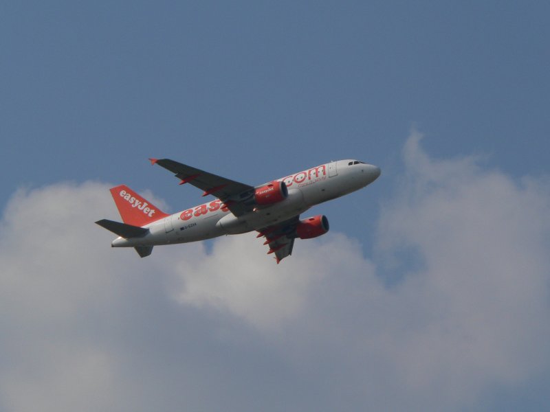 G-EZAA von Easyjet ist gerade gestartet. Sch�nefeld, 31.3.2007 