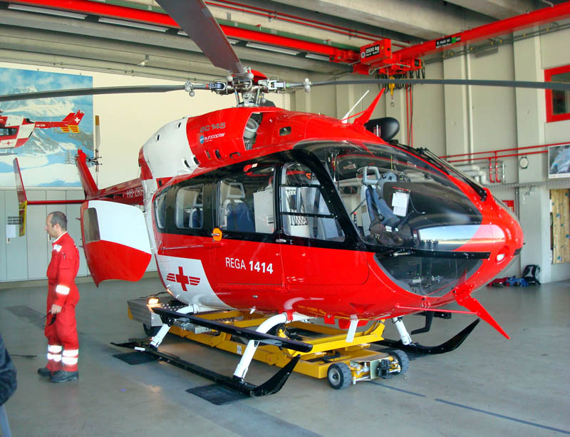 REGA-Helikopter in der Halle. Tag der offenen T�r in Bern-Belp,
