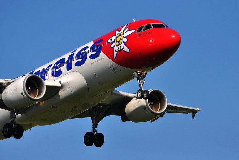 Edelweiss Air, HB-IHX, Airbus A320-214. Die rote  Nase  leuchtet in der Nachmittagssonne beim Landeanflug. 20.10.2008