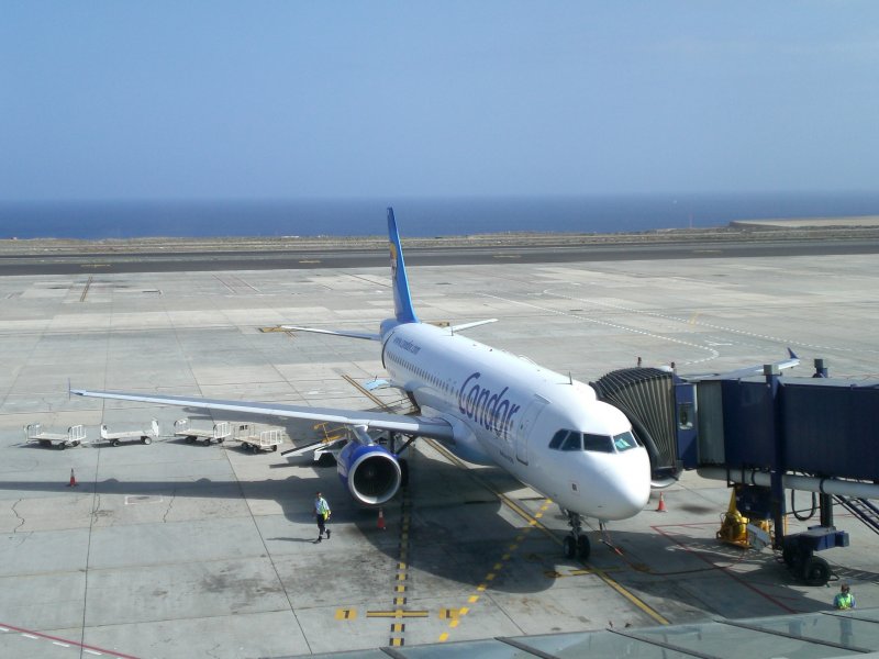 Ein A 320 der Condor am 12.06.2009 auf dem Flughafen Tenerife Sur.