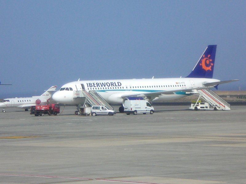 Ein A 320 der Iberworld am 12.06.2009 auf dem Flughafen Tenerife Sur.