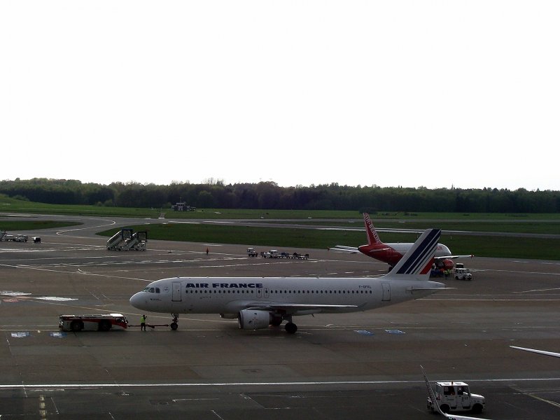 Ein A320 von Air France nach dem Pushback in Hamburg am 01.05.08
