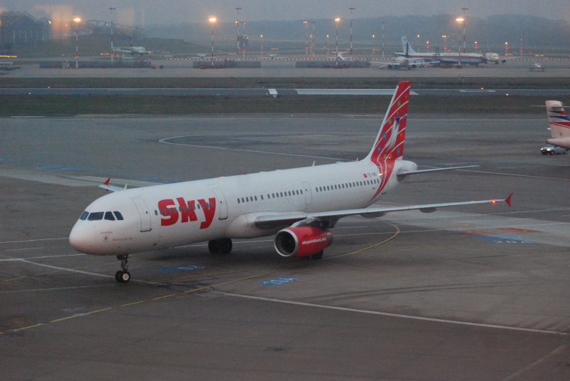 Ein A321 der Sky Airlines in Hamburg Fuhlsbttel am 14.12.08