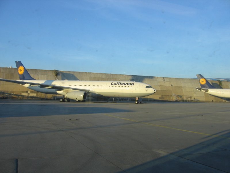 Ein A330-300 wartet vor einem Hangar auf den nchsten Einsatz 