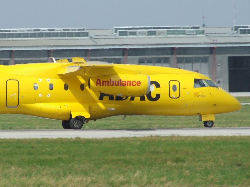 Ein ADAC Luftambulanz Jet (Dornier Do-328) nach dem Aufsetzen in Stuttgart am 29.08.2008.