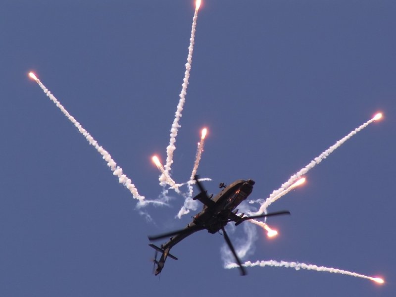 Ein AH-64 stt im Rckenflug eine Ladung Flares aus. Das Foto stammt vom 18.06.2005