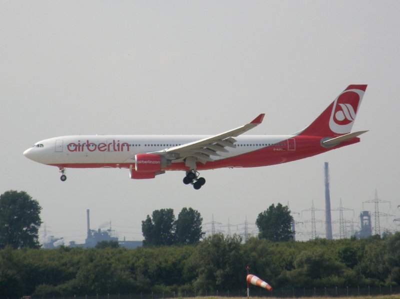 Ein Air Berlin A 330 bei der Landung in Dsseldorf am 14.07.2008.