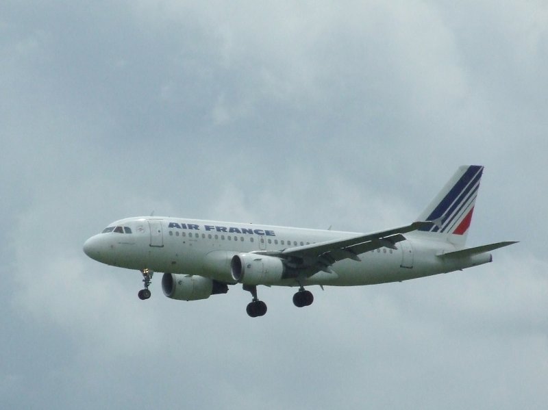 Ein Air France Airbus A 319 bei der Landung am Stuttgarter Flughafen am 03.06.2008