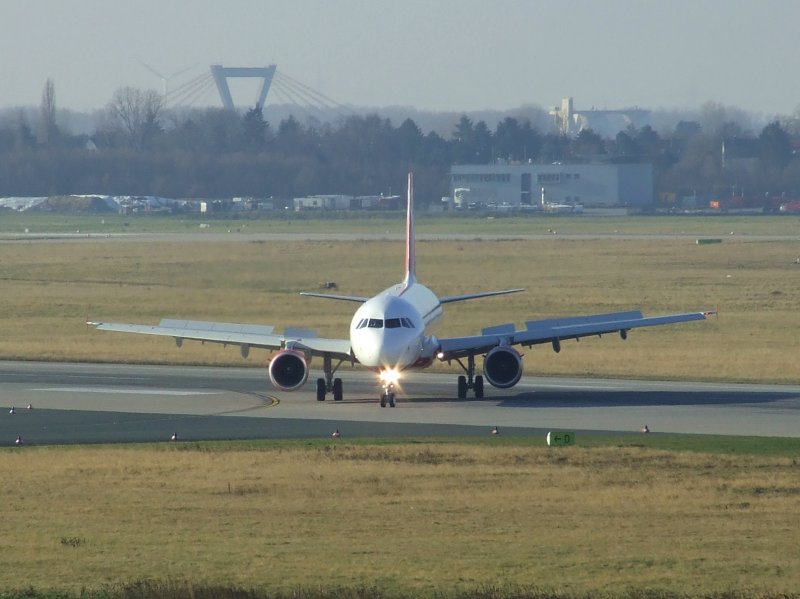 Ein AirBerlin Airbus A 321 mit blendendem Scheinwerfer nach der Landung in Dsseldorf am 27.12.2008.