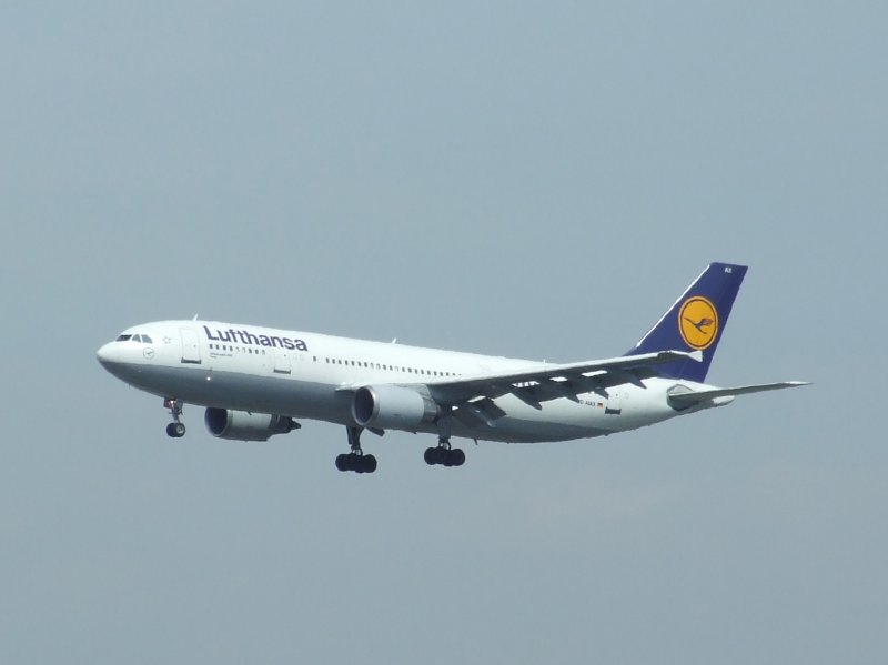 Ein Airbus A 300 B4-605R der Lufthansa (D-AIAX) bei der Landung in Frankfurt am Main am 07.08.2008.