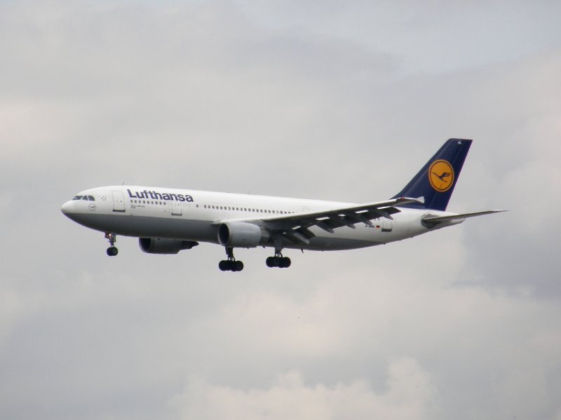 Ein Airbus A 300 der Lufthansa bei der Landung in Frankfurt am Main am 16.07.2008.