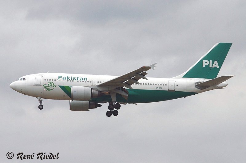 Ein Airbus A-310-308 ET von Pakistan International Airlines war am 24.7.2005, auf Frankfurt im Anflug.