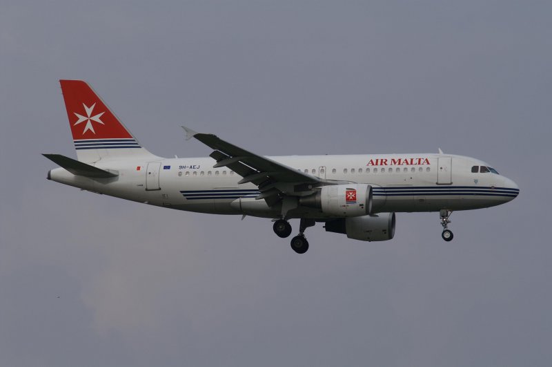 Ein Airbus A-319-111 der Air Malta mit der Kennung 9H-AEJ aufgenommen am 04.04.09 am Zricher Flughafen.