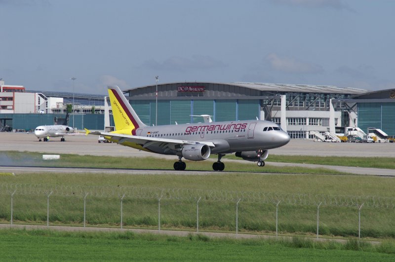 Ein Airbus A-319-112 der Germanwings mit der Kennung D-AKNT aufgenommen am 30.05.09 am Stuttgarter Flughafen.