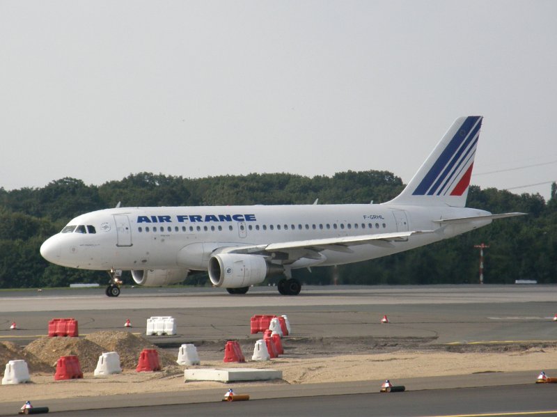 Ein Airbus A 319 der Air France in Dsseldorf am 14.07.2008.