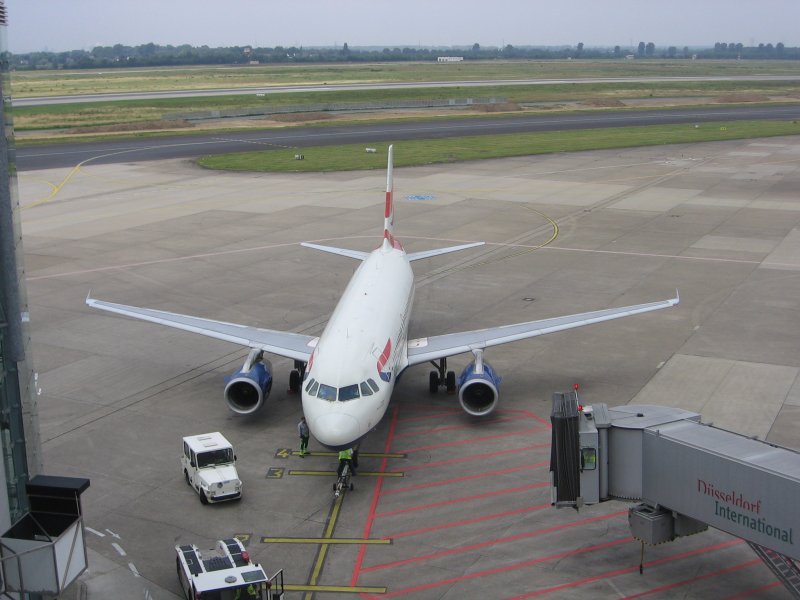 Ein Airbus A 319 der British Airways wird gerade von der Parkposition vor Terminal B in Dsseldorf weg geschobe um weiter nach London Heathrow zu fliegen. Auufnahme vom 12.07.2007.