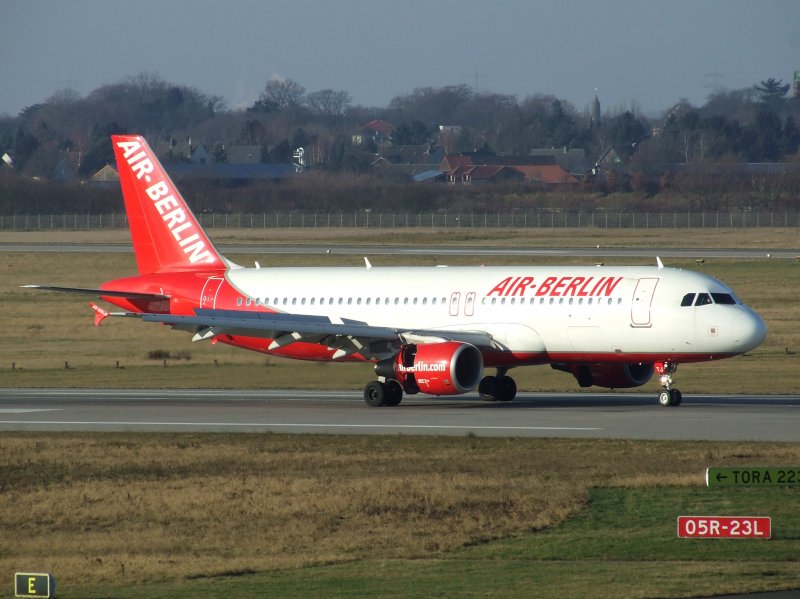 Ein Airbus A 320 der AirBerlin nach der Landung in Dsseldorf am 27.12.2008.