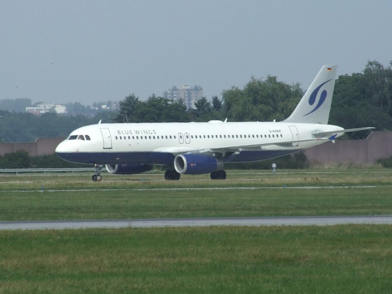 Ein Airbus A 320 der BlueWings nach der Landung in Stuttgart auf dem Rollfeld. (29.08.2008)