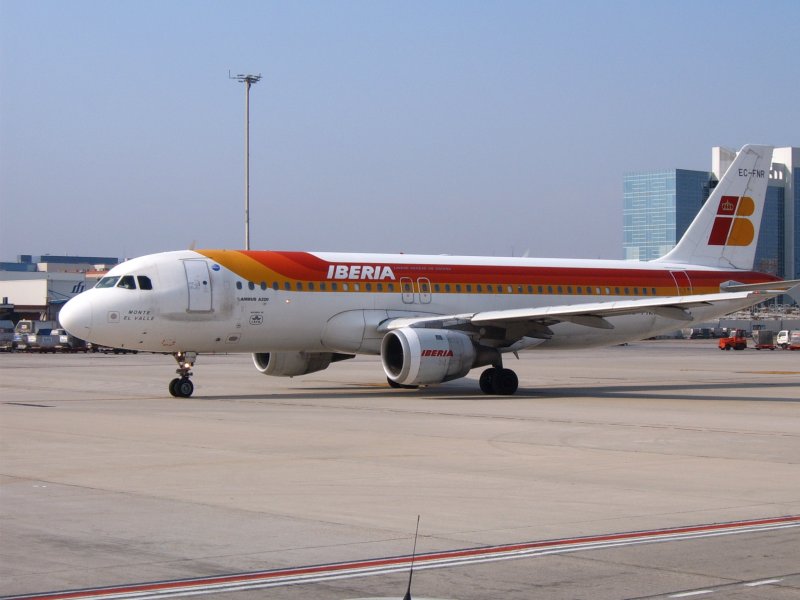 Ein Airbus A 320 der Iberia rollt langsam ber das Rollfeld des Flughafen Madrid Bajaras. (01/2005)