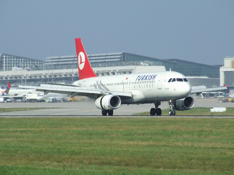 Ein Airbus A 320 der Turkish Airlines bei der Landnung in Stuttgart am 30.08.2008.