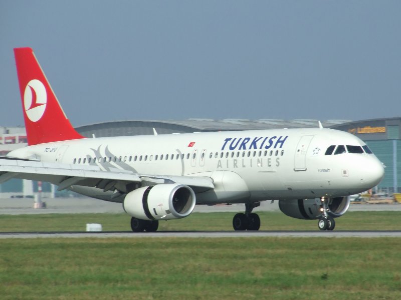 Ein Airbus A 320 der Turkish Airlines bei der Landung in Stuttgart am 30.08.2008.