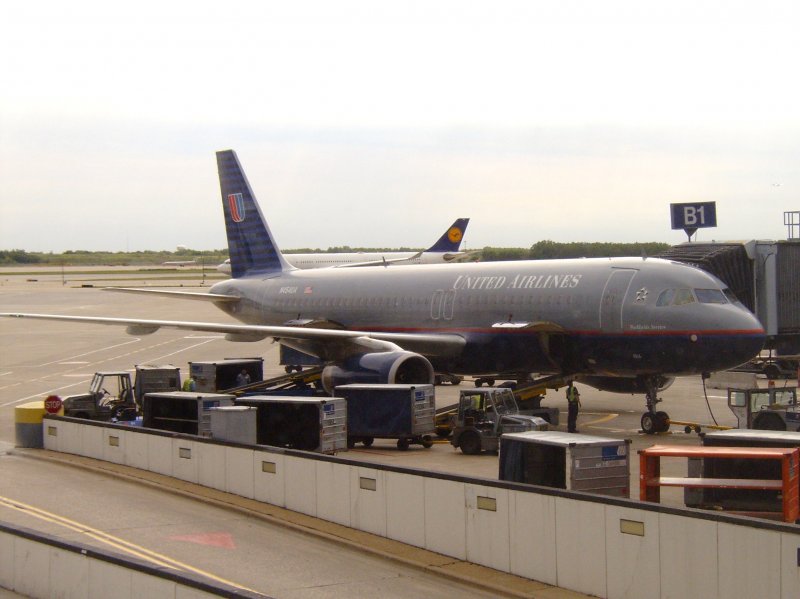 Ein Airbus A 320 der United Airlines in alter Farbgebung an der Gate in Chicago O'Hare am 09.06.2008.
